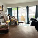 Grand Appartement Avec Balcon Et Parking Gratuit Sur Place