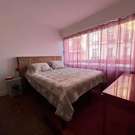 Grand Avec Balcon Et Parking Gratuit Sur Place Parigi